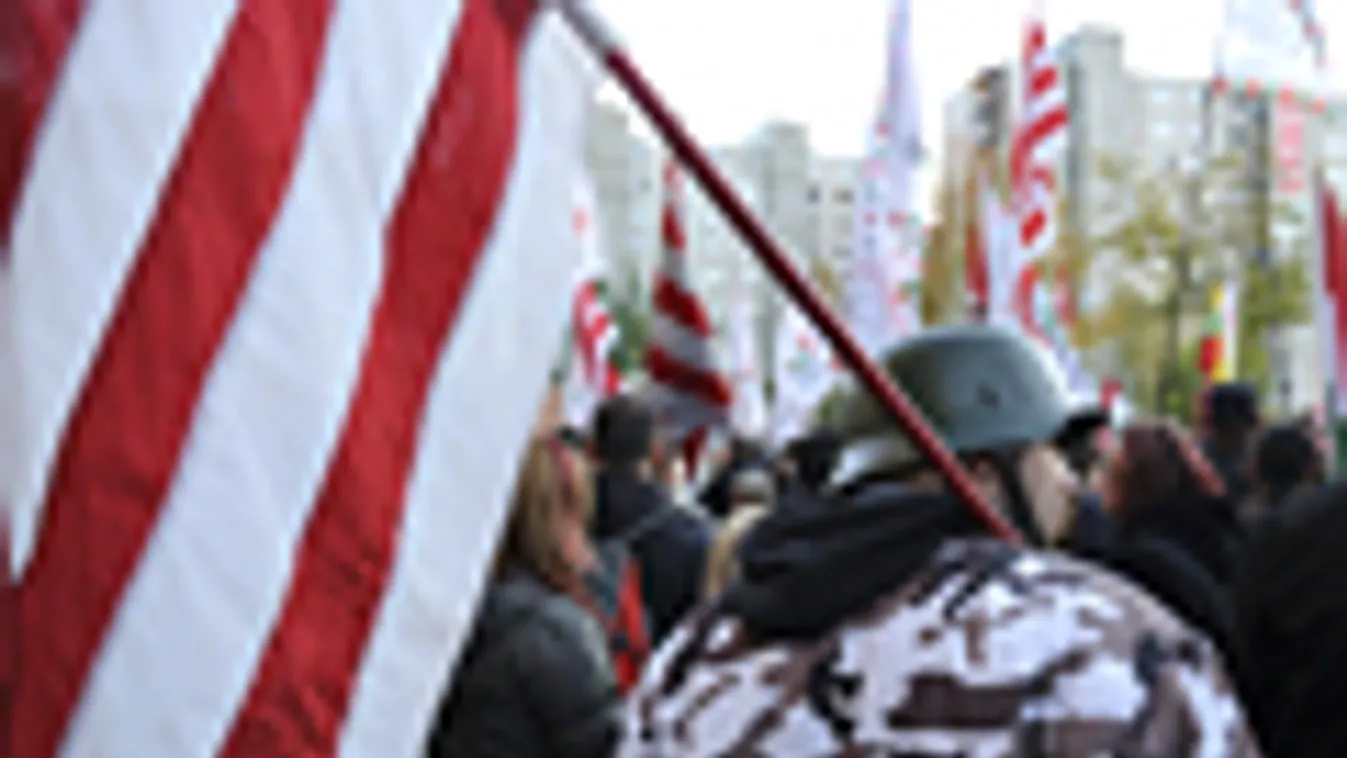 
Egy résztvevő árpádsávos zászlóval vonul a Jobbik demonstrációján a miskolci Avasi lakótelepen 2012. október 17