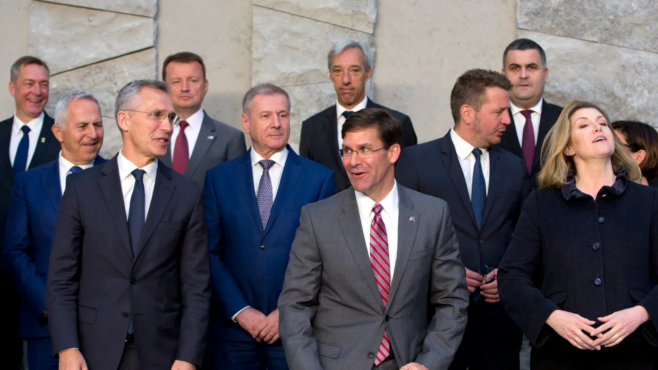 STOLTENBERG, Jens; BENKŐ Tibor; ESPER, Mark Brüsszel, 2019. június 27.
Jens Stoltenberg NATO-főtitkár, Mark Esper amerikai és brit Penny Mordaunt védelmi miniszter (első sorban b-j), valamint Benkő Tibor honvédelmi miniszter (második sor, k) csoportkép ké