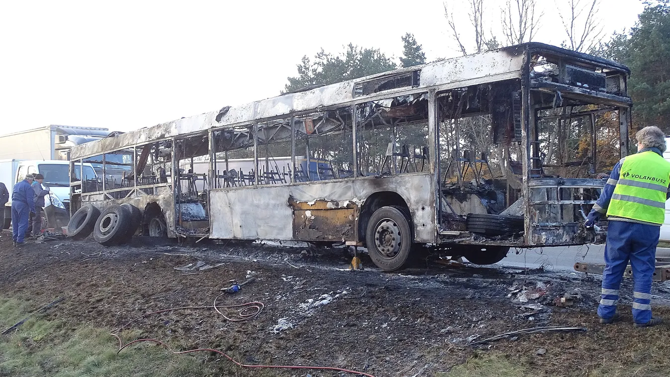 Kiégett egy autóbusz Inárcsnál 