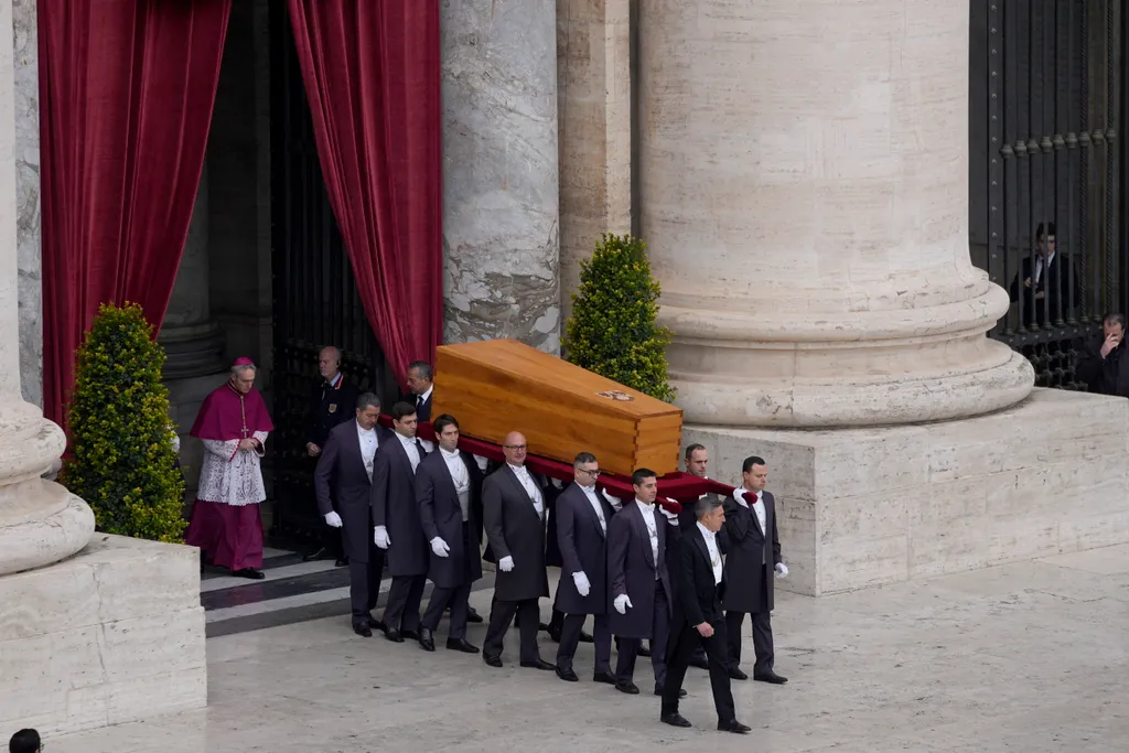 XVI. BENEDEK, temetés, szertartás, pápa 