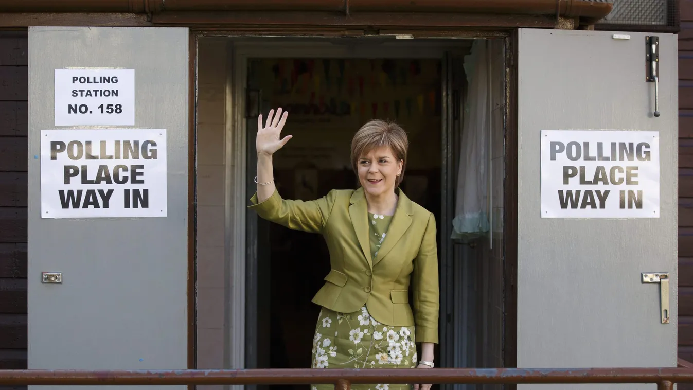 Broomhouse, 2015. május 7.
Nicola Sturgeon skót miniszterelnök, a Skót Nemzeti Párt (SNP) vezetője, miután leadta szavazatát egy broomhouse-i szavazóhelyiségben 2015. május 7-én, a brit parlamenti választások napján. (MTI/EPA/Robert Perry) 