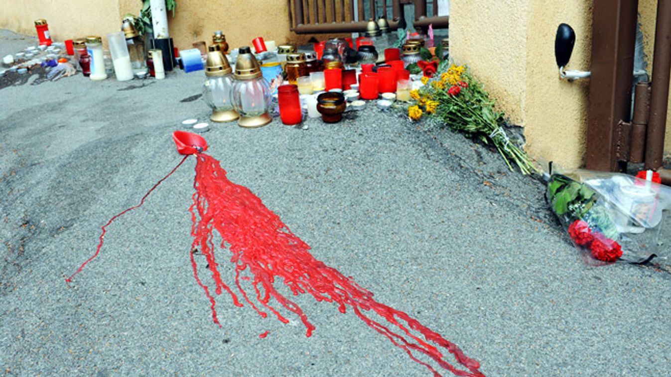 mécsesek, gyertyák és virágok a meggyilkolt rendőrségi pszichológus, Bándy Kata egykori lakhelye előtt Pécsen. A Pécsi Városi Bíróság 30 napra előzetes letartóztatásba helyezte a Bándy Kata meggyilkolásával gyanúsított férfit 