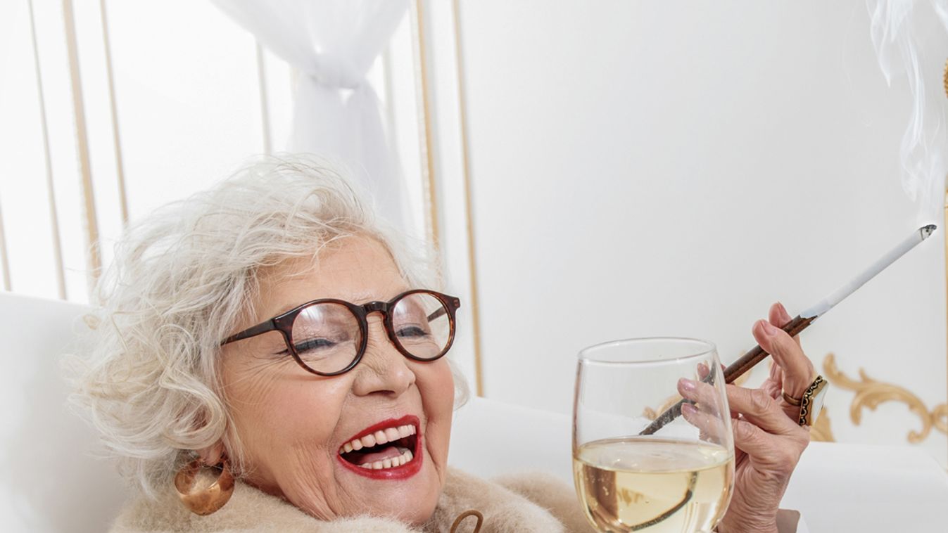 öreg boldog cigaretta bor 100 év felett is egészségesen - Idős emberek vallanak arról, hogy mi a hosszú élet titka 