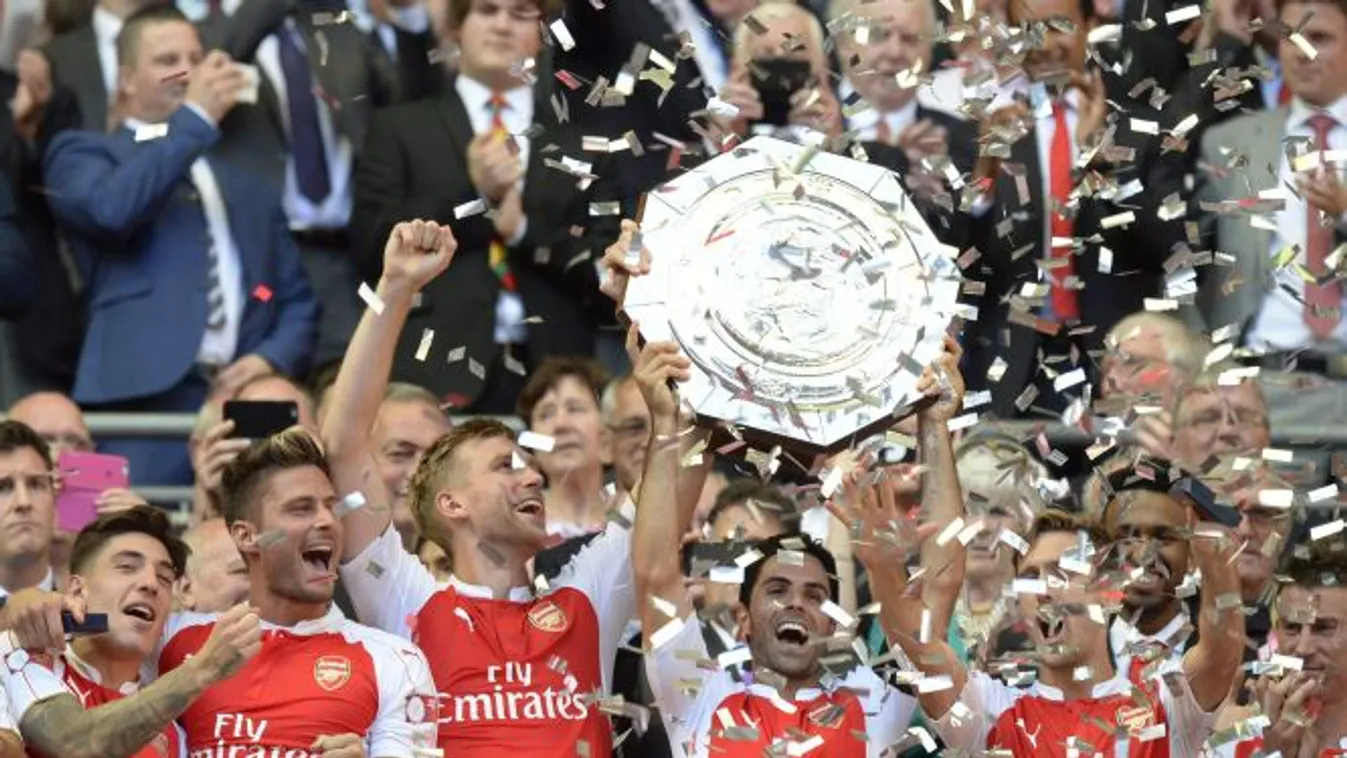 London, 2015. augusztus 2.
Az Arsenal játékosai ünnepelnek, miután 1-0-ra legyőzték a Chelsea csapatát az angol labdarúgó Szuperkupa-döntőben a londoni Wembley stadionban 2015. augusztus 2-án. (MTI/EPA/Facundo Arrizabalaga) 