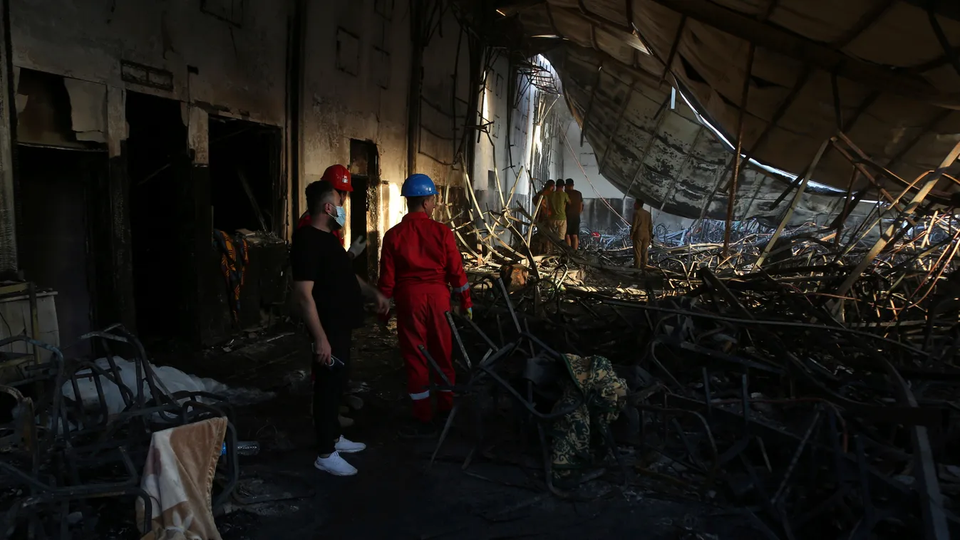 Hamdáníja, 2023. szeptember 27.
Tűzoltók vizsgálják a pusztítás nyomait az észak-iraki Ninive tartományban fekvő Hamdáníjában történt tűzvész helyszínén 2023. szeptember 27-én. Az esküvői mulatságon történt katasztrófában legkevesebb 114-en életüket veszt