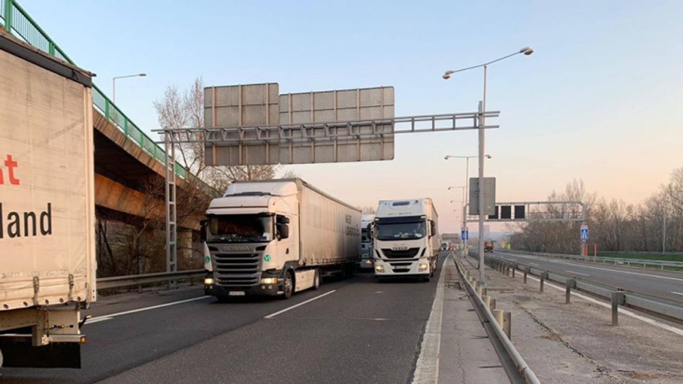 Kamionok blokkolják a forgalmat az autópályán Pozsonynál. 