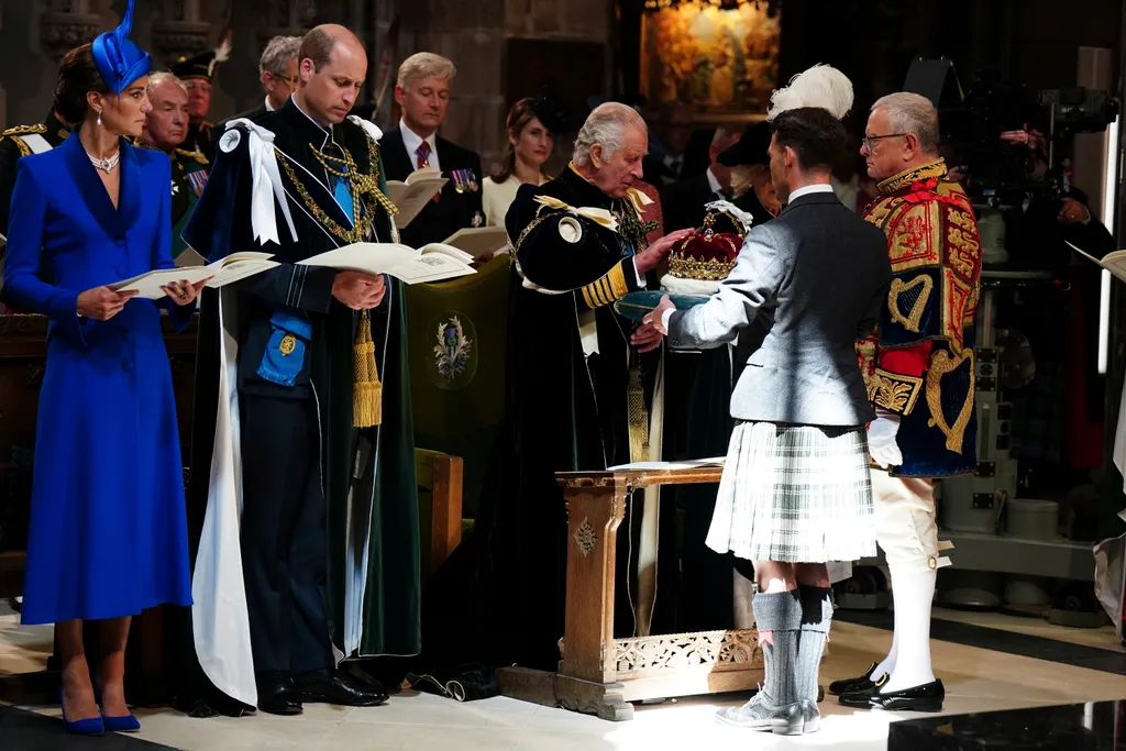 Skócia koronázás III Károly  
III. Károly brit király megérinti a skót koronát a megkoronázása tiszteletére tartott háladó istentiszteleten az edinburgh-i Szent Giles-székesegyházban 2023. július 5-én. A hagyomány 