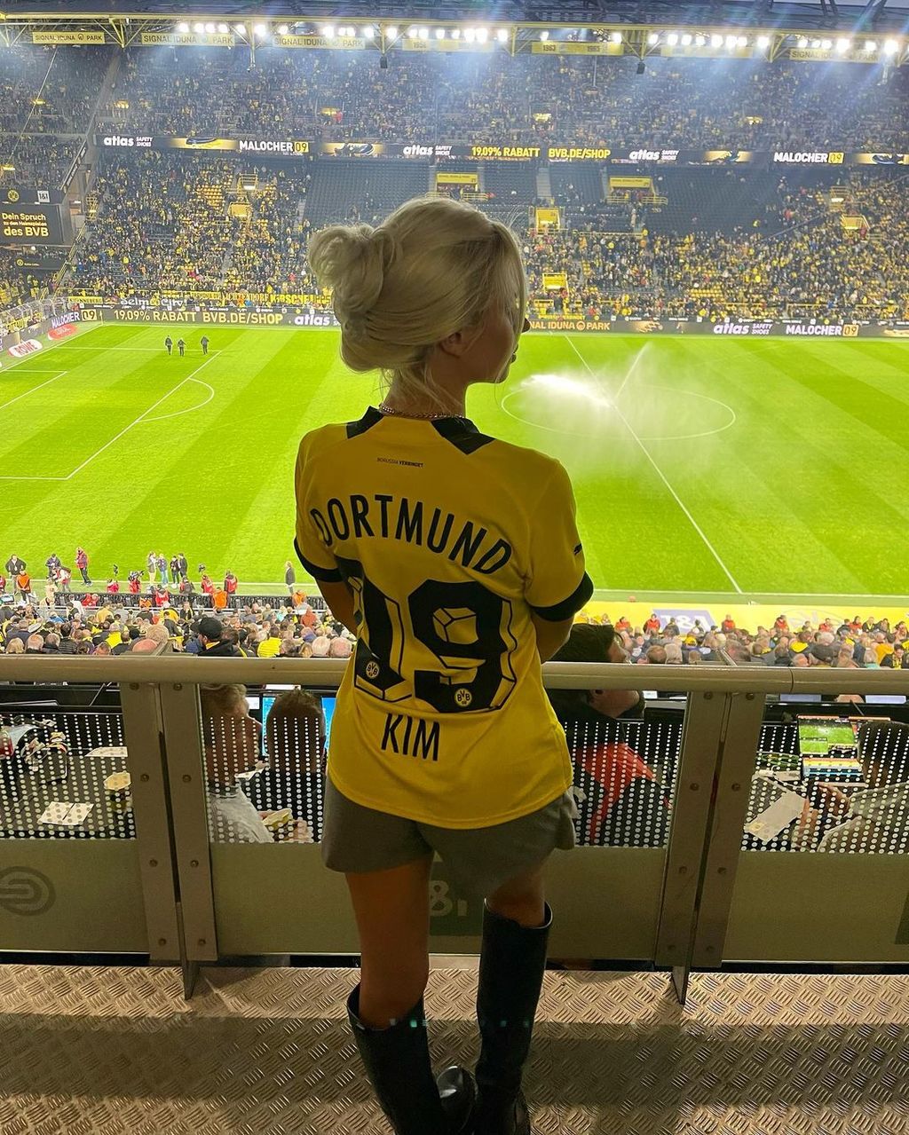 A 23 éves német lány imád meccsre járni, nagy rajongója a Dortmundnak és a kedvenc játékosa is a német együttes csapatkapitánya, Marco Reus 