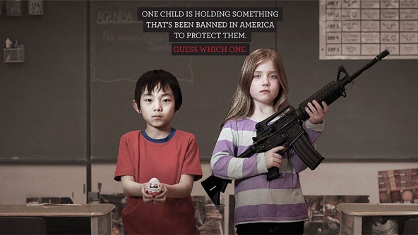 A két gyerek közül az egyik kezében olyan dolog van, amit Amerikában betiltottak, hogy védjék őt
