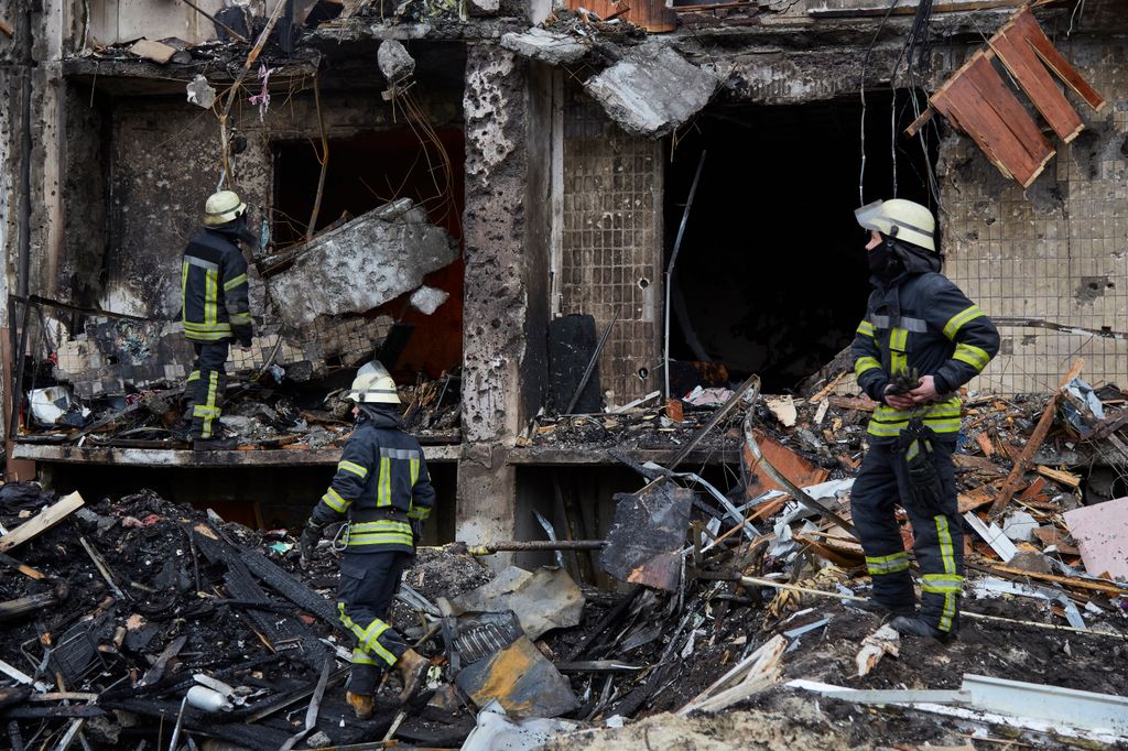 Ukrán válság 2022, ukrán, orosz, háború, Ukrajna, Kijev, tűzoltó, szétbombázott házak 