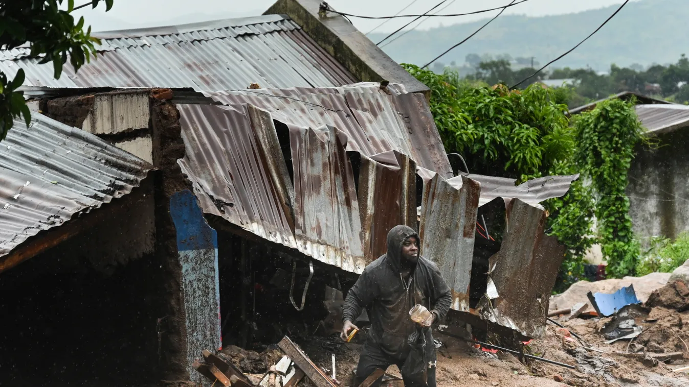 Blantyre, 2023. március 14.
Megrongálódott otthona előtt áll egy férfi a Freddy elnevezésű ciklon pusztítása idején, 2023. március 13-án a dél-malawi Blantyre nagyvárosban. A Malawiban pusztító trópusi vihar halálos áldozatainak száma 190-re emelkedett, 5