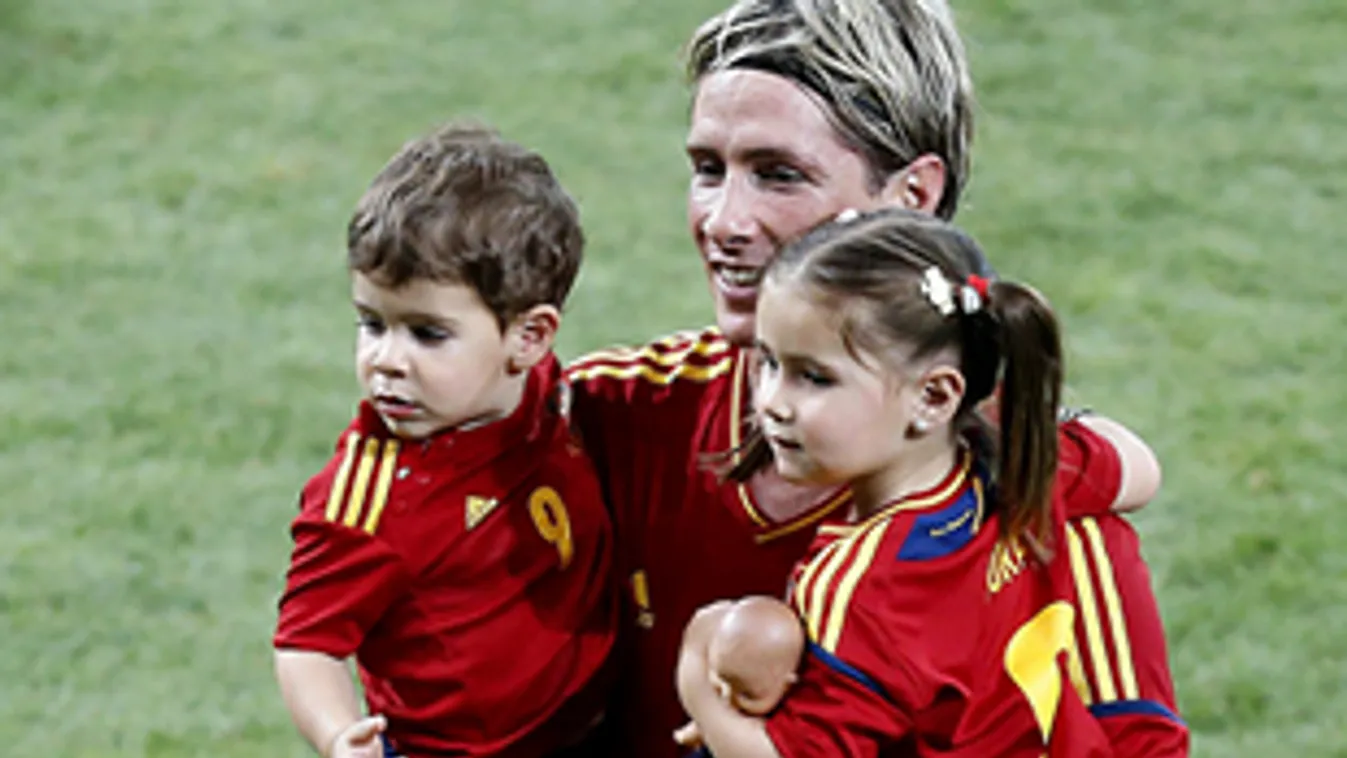 foci eb döntő, spanyolország olaszország, A spanyol Fernando TORRES a gyerekeit tartja a karjában