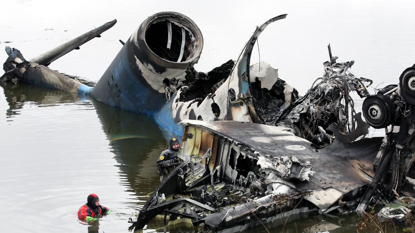 Horizontal PLANE CRASH ACCIDENT SITE WRECKED PLANE WATER EMERGENCY SERVICES RESCUER 