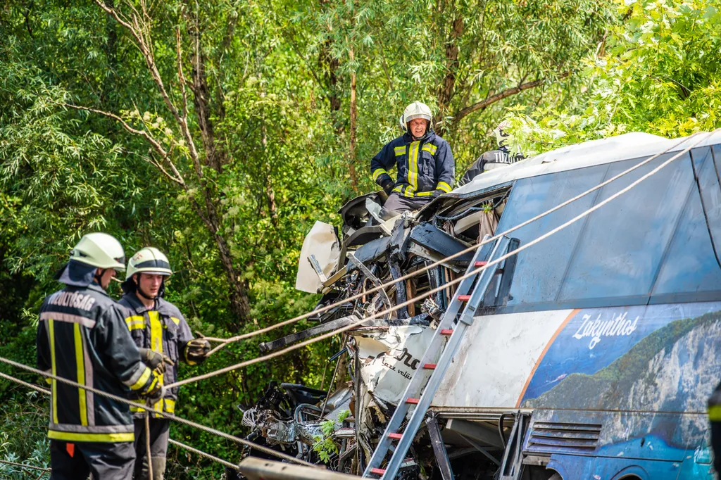 busz, baleset, Felborult egy busz az M7-esen, nyolc ember meghalt, Árokba borult egy autóbusz az M7-es autópályán Szabadbattyán térségében, a Budapest felé vezető oldalon vasárnap hajnalban öt óra előtt néhány perccel 