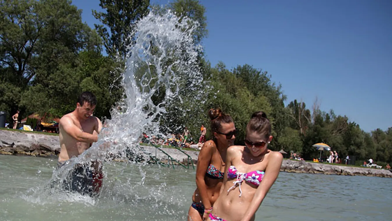 vízminőség, eu, strandolás, nyaralás, ürdőzők a Balatonban a szigligeti strandnál 