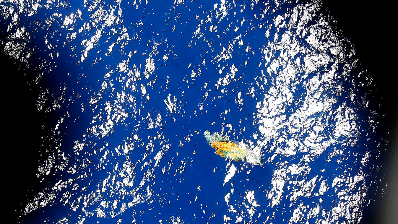 Maláj gép, eltűnt repülőgép, egy ausztrál katonai repülőgép ablakából készített felvétel azonosítatlan roncsokról az óceánban 