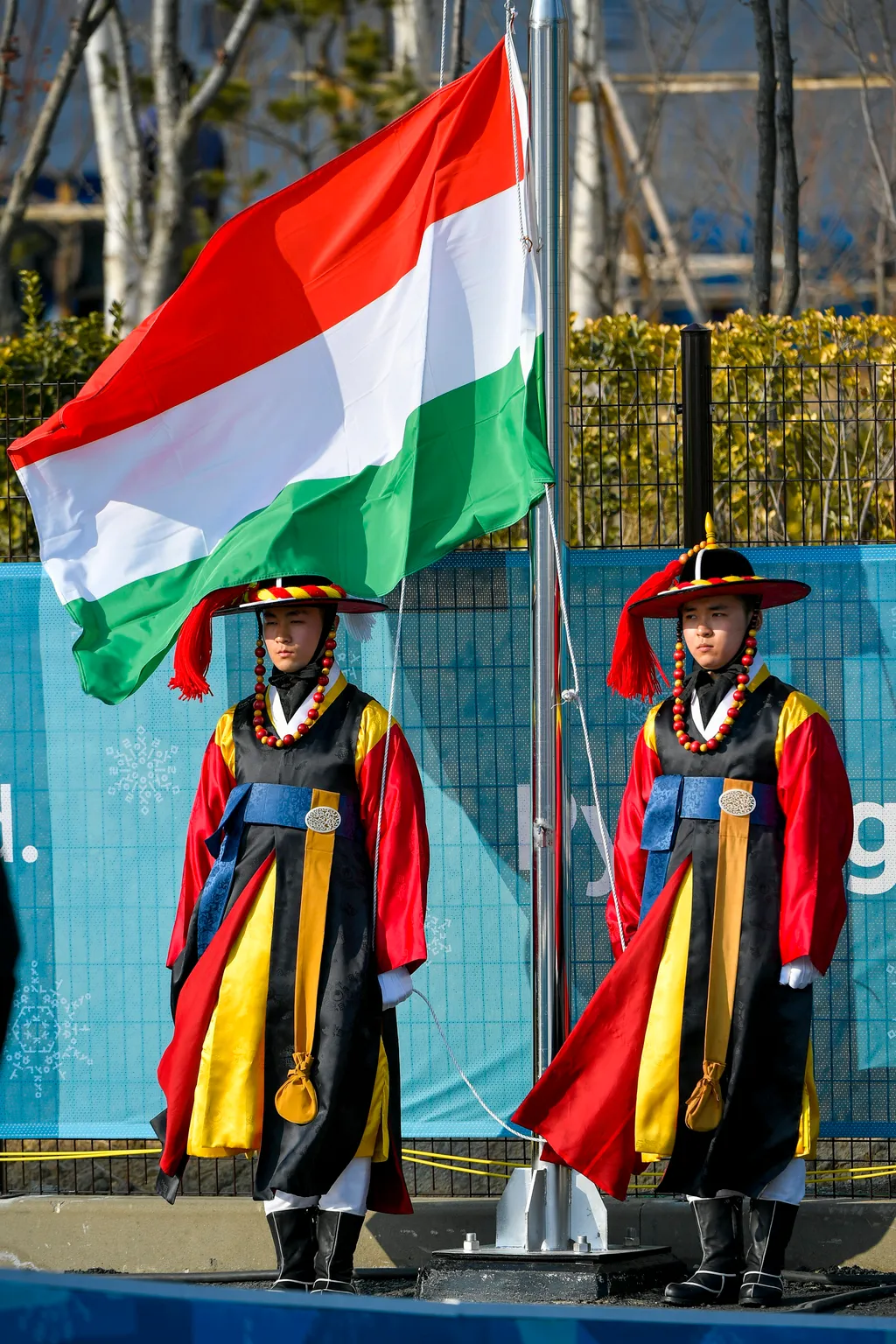 A magyar csapat zászlófelvonási ünnepsége 
