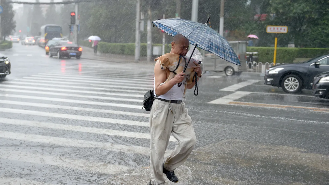 Kína, eső, Időjárás,  Legalább 14 halottja van Észak-Kínában az elmúlt néhány nap özönvízszerű esőzéseinek, 72 embernek pedig nyoma veszett  Rain swamps China regions breaching dykes and causing landslides China Chinese rain rainfall downpour 