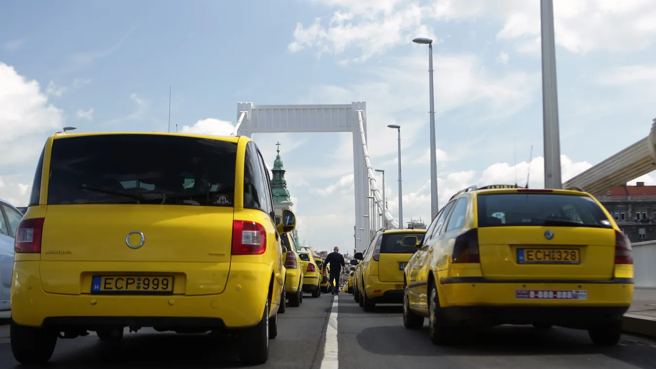 Taxisok blokkolják az Erzsébet híd 2 sávját 2016 május 17-én Taxisok blokkolják az Erzsébet híd 2 sávját 2016 május 17-én 