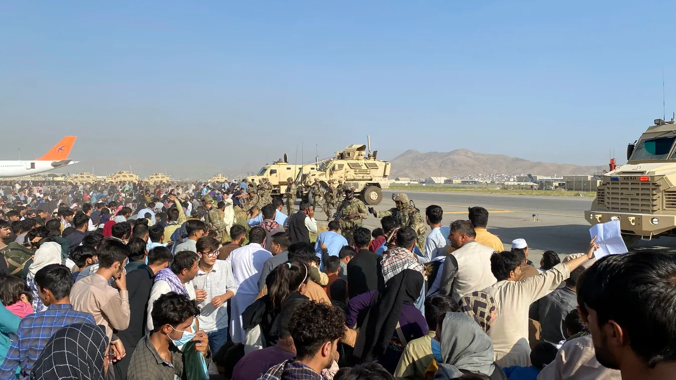 Kabul, 2021. augusztus 17.
Amerikai katonák őrt állnak a kabuli nemzetközi repülőtér körül 2021. augusztus 16-án. A repülőtér kifutópályáit korábban az Afganisztánból menekülni próbáló emberek ezrei ellepték, ezért délután több órára fel kellett függeszte