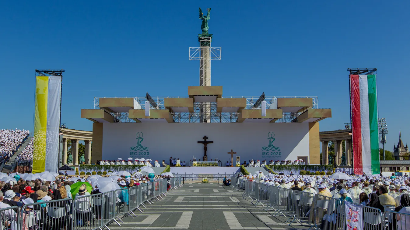 Budapest, 2021. szeptember 12.
Ferenc pápa (középen) az 52. Nemzetközi Eucharisztikus Kongresszus (NEK) zárómiséje érkezik a Hősök terére 2021. szeptember 12-én. A kongresszust lezáró úgynevezett statio orbis szentmise hagyományosan a katolikus rendezvé 