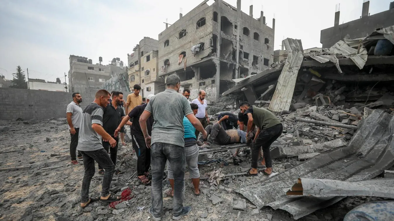 Izrael; Palesztina; háború; izraeli háború; konfliktus, 2023.10.11
Romok alól emelnek ki sebesültet egy izraeli légitámadás után a Gázai övezetben fekvő Dzsabalíjában 2023. október 11-én. A Gázai övezetet irányító Hamász palesztin iszlamista szervezet okt