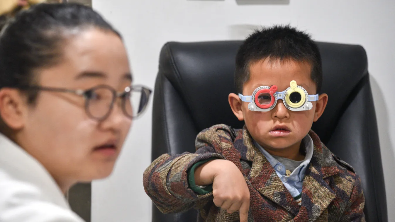 Half of Chinese people likely to be near-sighted by 2020 China Chinese child children kid teenage teenager near-sighted short-sighted eyesight near-sightedness short-sightness myopia Horizontal 