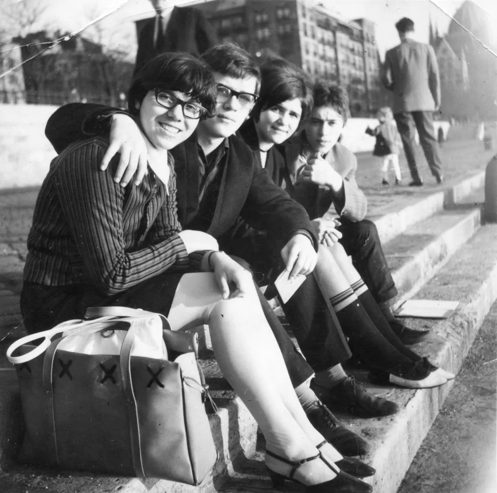 Ruházkodás a szocializmus alatt, fiatalság, Budapest, Duna-part, lépcsőn ülni, beat-korszak, 1968 