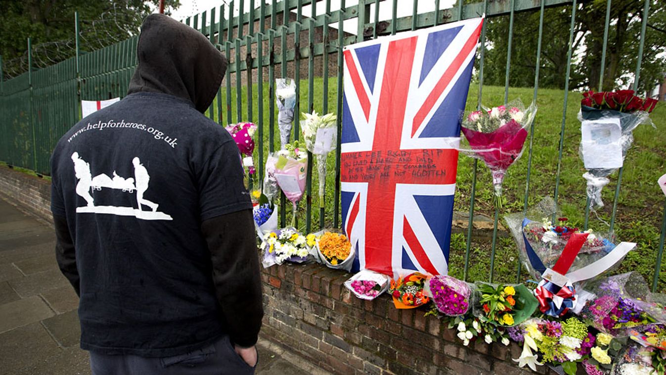 terrorgyanús gyilkosság Londonban, két férfi késekkel a nyílt utcán, járókelők százainak szeme láttára megölt egy brit katonát