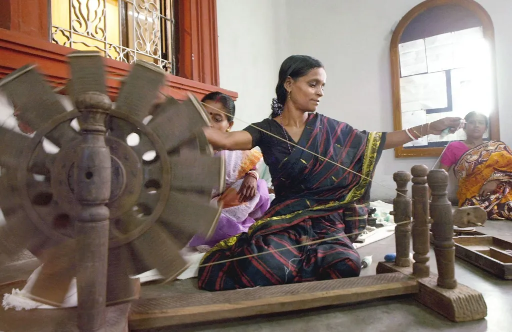 pamutszüret, pamut, cotton, cotton harvest, pamutszüret galéria, kettő INDIA-WEAVER-KHADI Horizontal WOMEN WORKING ROUET EXPO SPINNER COTTON CRAFT TRADES 