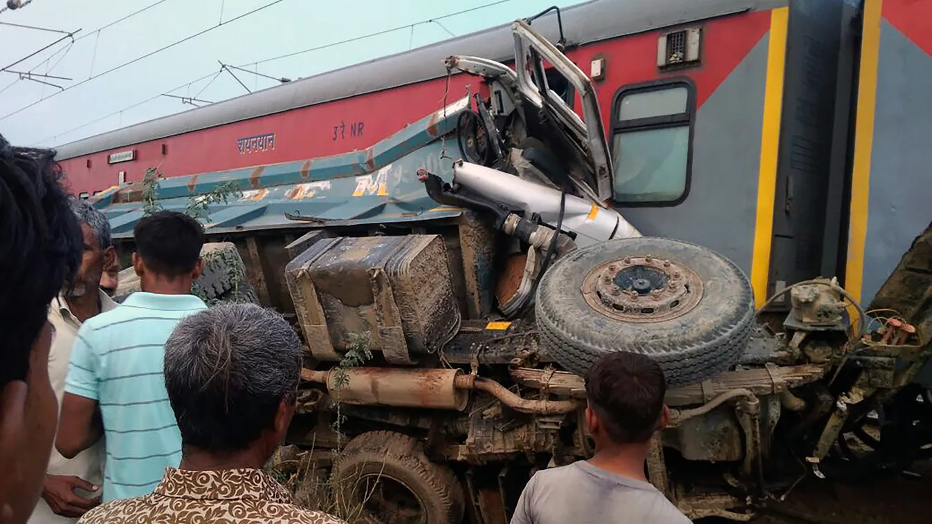 Indiában teherautóval ütközött és kisiklott egy vonat 