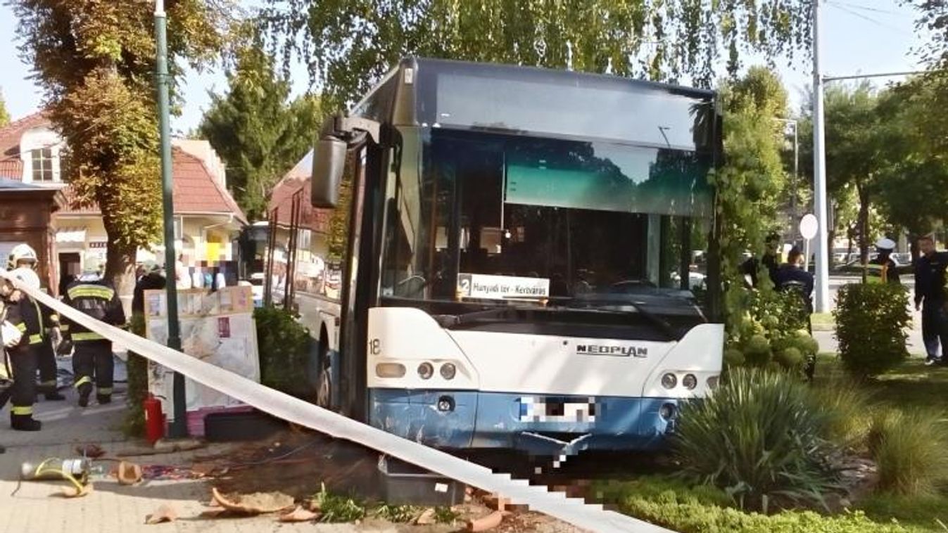 Közlekedési baleset történt 2017. szeptember 28-án 9 óra 17 perckor Dombóváron, a Hunyadi téren. A jelenlegi adatok szerint egy autóbusz eddig ismeretlen okból elgázolt egy gyalogost.
A nő az eset következtében olyan súlyos sérülést szenvedett, hogy a hel