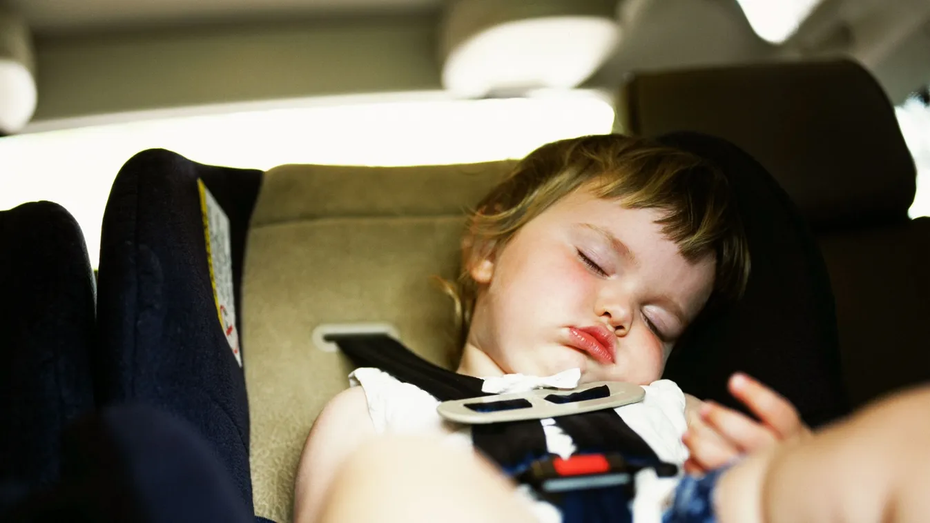 kisgyerek alszik a kocsiban 