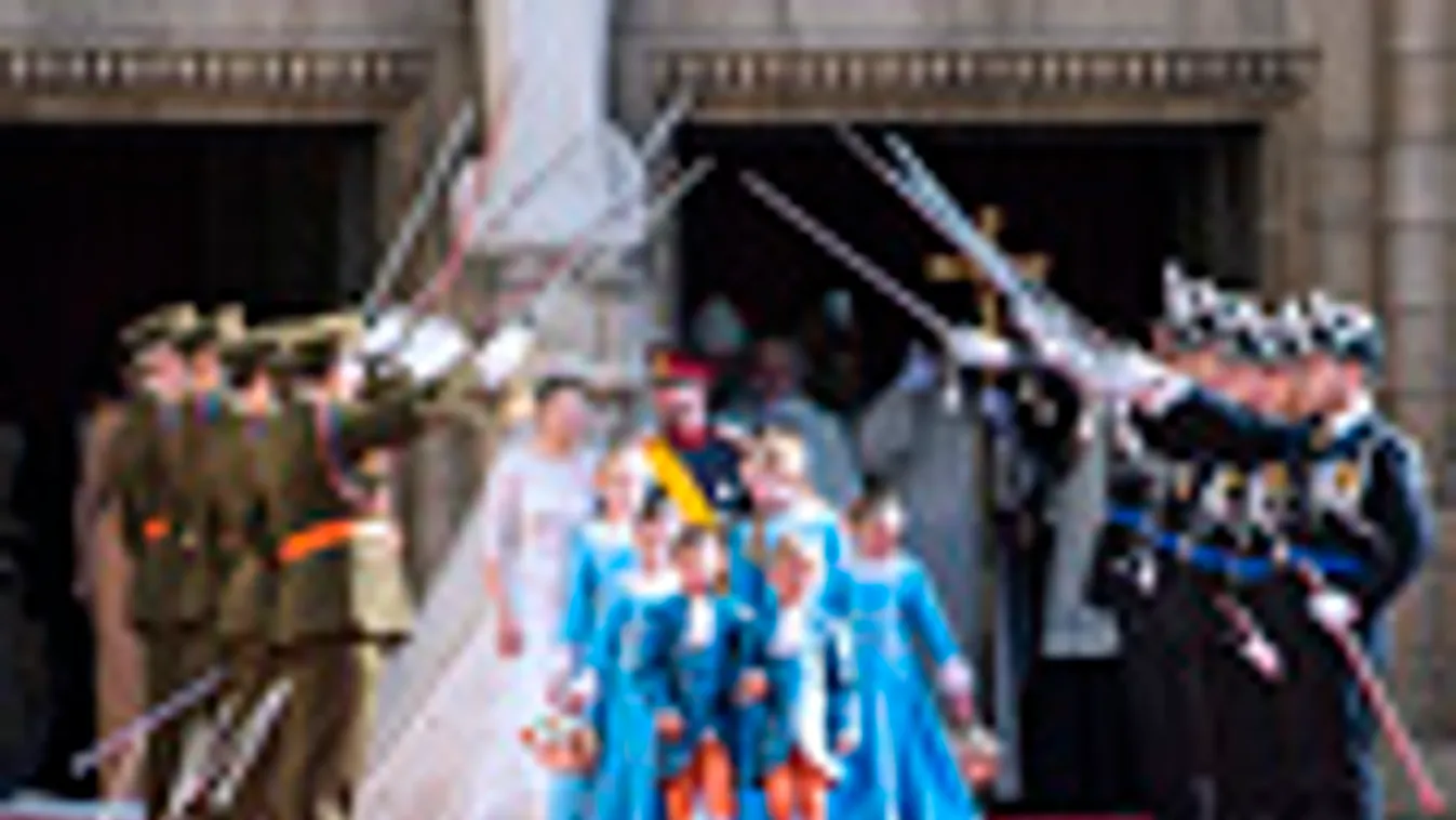 hercegi esküvő, Vilmos luxemburgi trónörökös herceg és Stéphanie de Lannoy belga grófnő távozik egyházi esküvőjéről a luxembourgi Mi Asszonyunk-székesegyházból