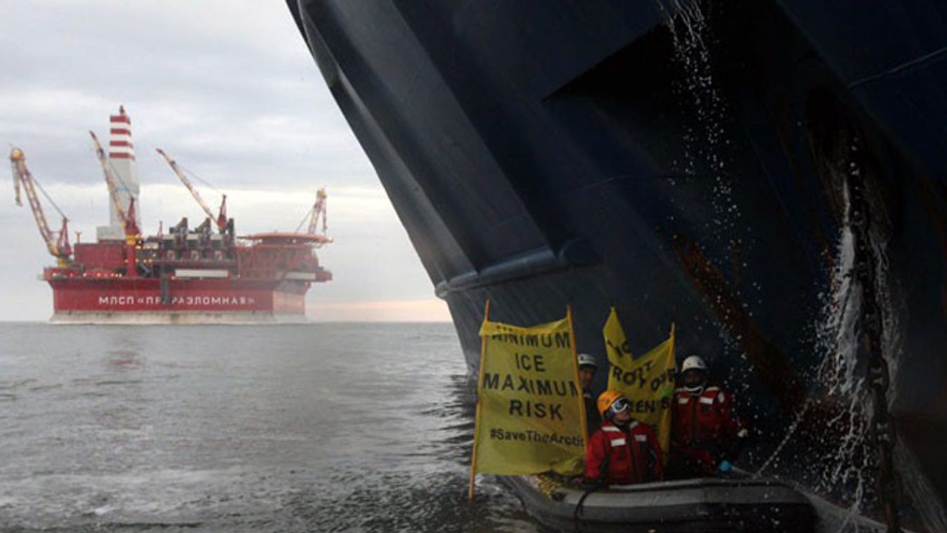 Greenpeace-tiltakozás a világ első arktiszi olajplatformjánál, az aktivisták csónakja a munkásokat szállító hajó horgonyláncánál