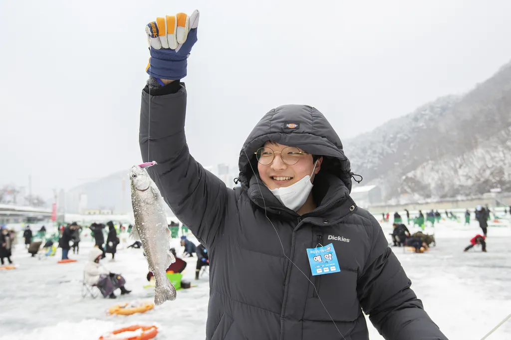 Jéghorgászat téli fesztivál Dél-Korea 
 Hwacheon Sancheoneo Ice Festival in South Korea festival hwacheon sancheoneo ice festival hwacheon-gun ice festival januaay 