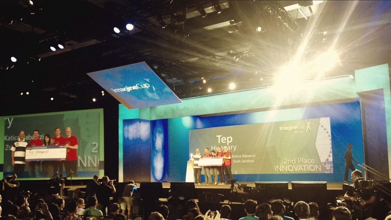 A TEP csapat tagjai átveszik a második díjat az Imagine Cup színpadán 