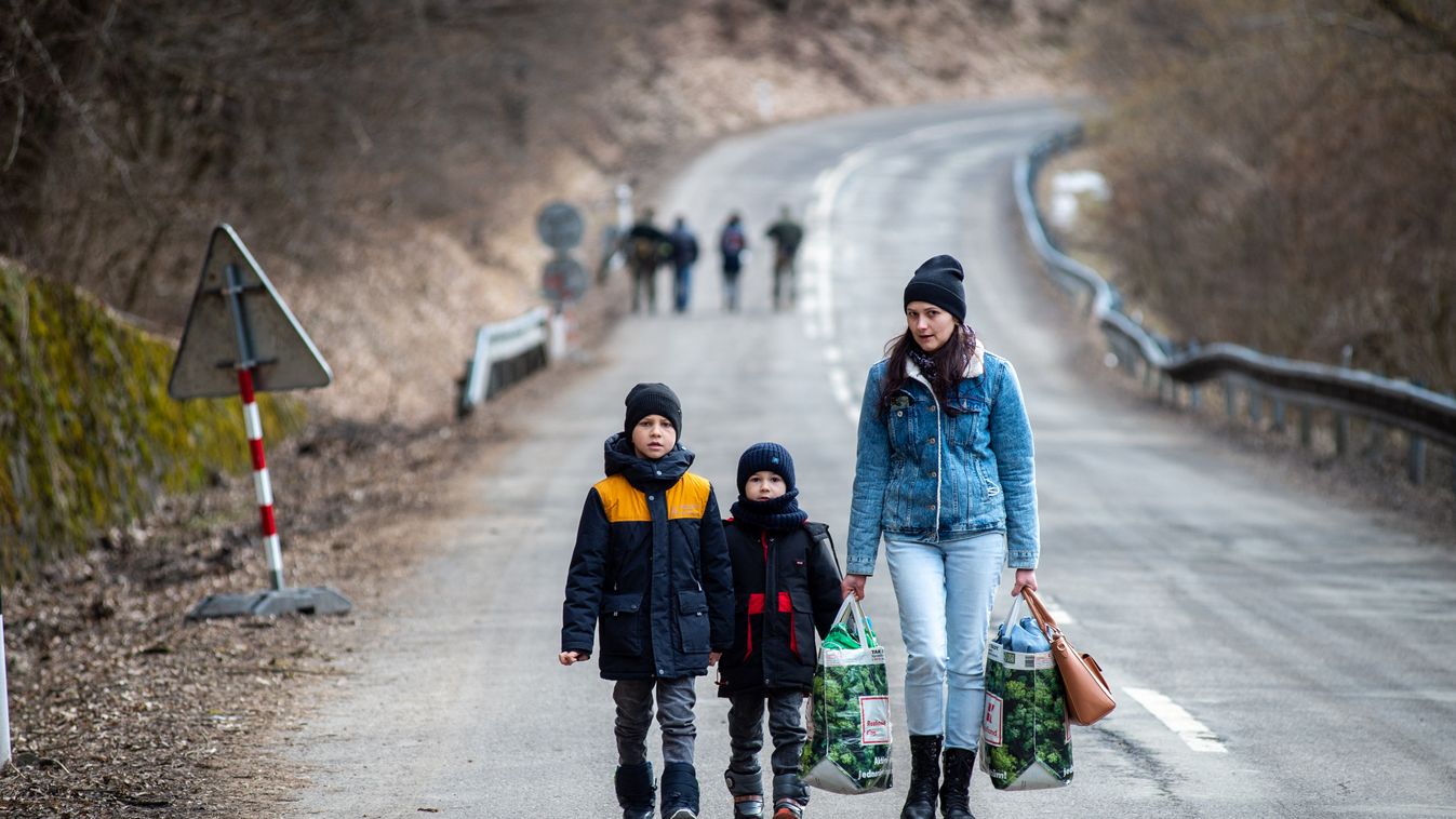 Gyermek menekültek  Horizontal WOMAN CHILD UKRAINE CRISIS EVACUATION BORDER 