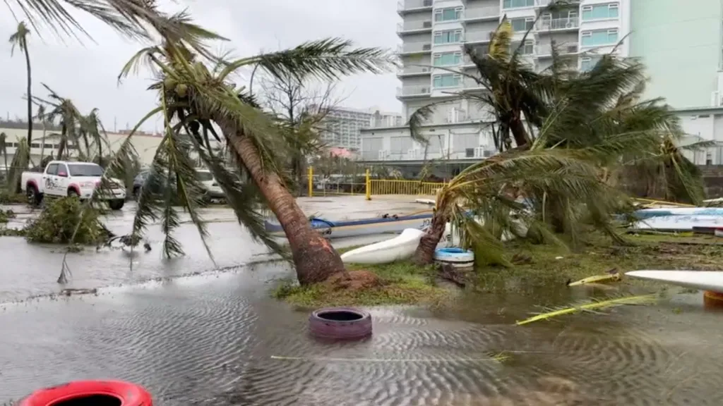 tájfun Tumon öböl Egyesült Államok Guam  Le typhon Mawar fonce sur l'île américaine de Guam dans le Pacifique Horizontal SCREEN GRAB 