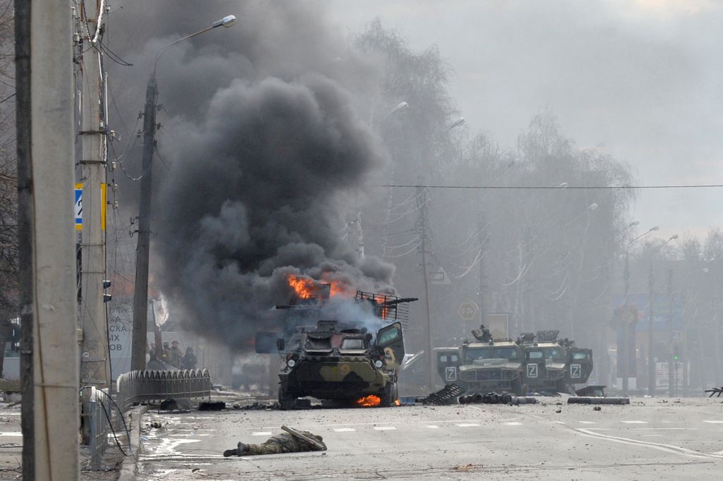 Ukrán válság 2022, ukrán, orosz, háború, azonosítatlan katona holttest,  Harkiv, kigyulladt harcijármű 