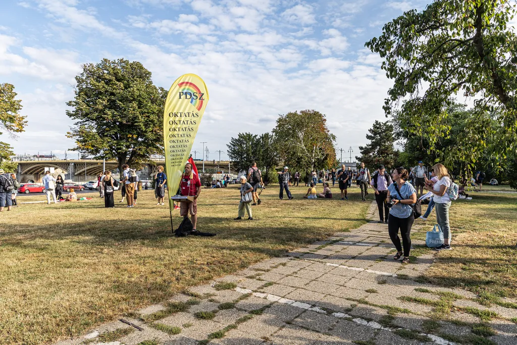 Demokrácia napi tüntetés, Budapest, 2023.09.15. oktatás, tanulás, tanítás, tanító, diák, tanár 