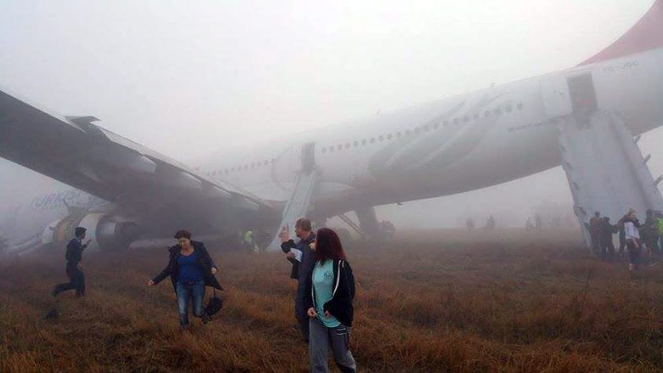 Katmandu, 2015. március 4.
Az egyik utas által mobiltelefonnal készített felvétel a Turkish Airways török légitársaság sérült Airbus A330-as utasszállítójának kimenekített utasairól a katmandui Tribhuvan nemzetközi repülőtéren 2015. március 4-én, miután a