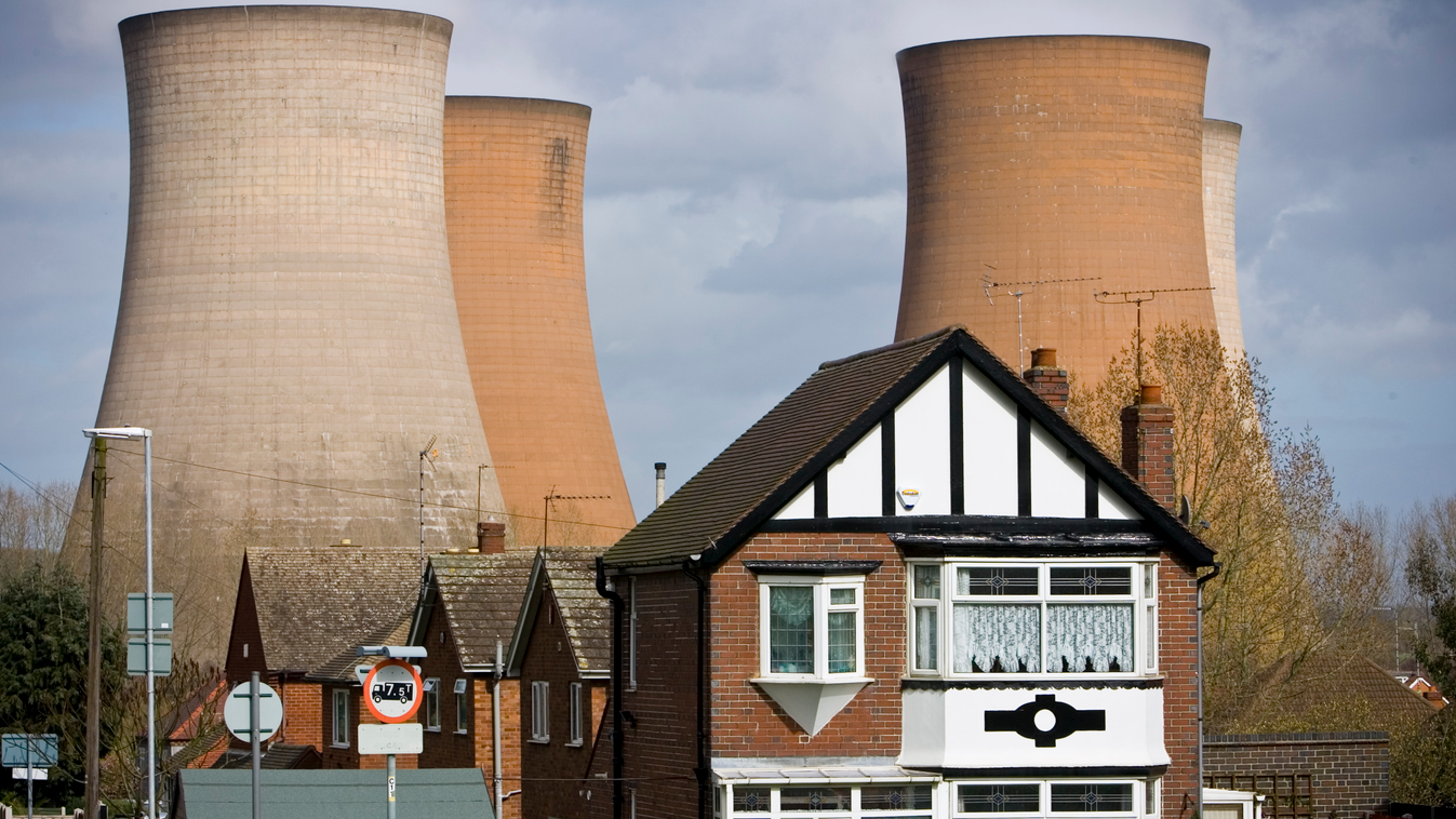 Residential properties by Rugeley Power Station, Staffordshire, United Kingdom 3 Cooling towers British Byproducts Coal burning Coal-fired Coal-fired power station Combustion Cooling tower system Creating electricity Domestic energy Domestic power supply 