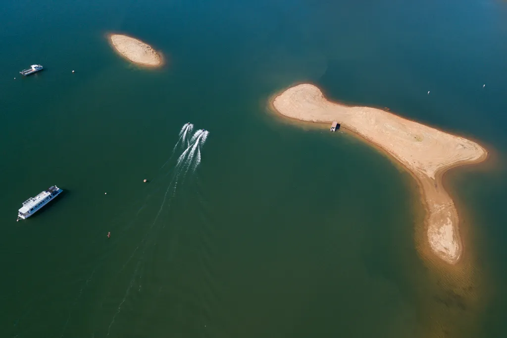 Kaliforniában most már rendszeres, hogy aszályokkal jár a nyár, Oroville-tó víztározó, gát, - galéria drought water environment climate Horizontal AERIAL VIEW 