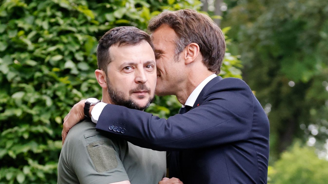 Zelenszkij kifordul Macron öleléséből 