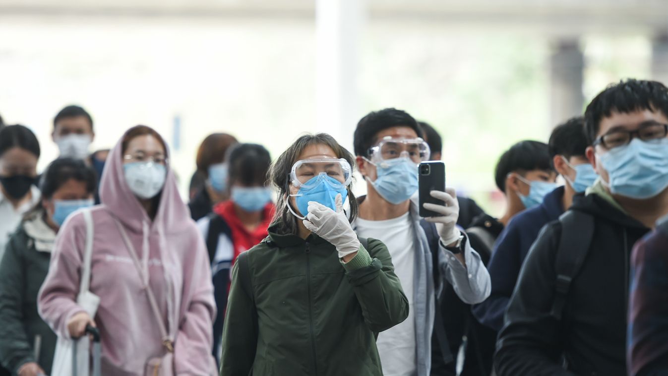 ChinaCoronavirus,Covid-19,masks koronavírus korona vírus fertőzés járvány betegség maszk bevásárlás Vuhan Kína vonat pályaudvar utazás utazók maszk védőruha 