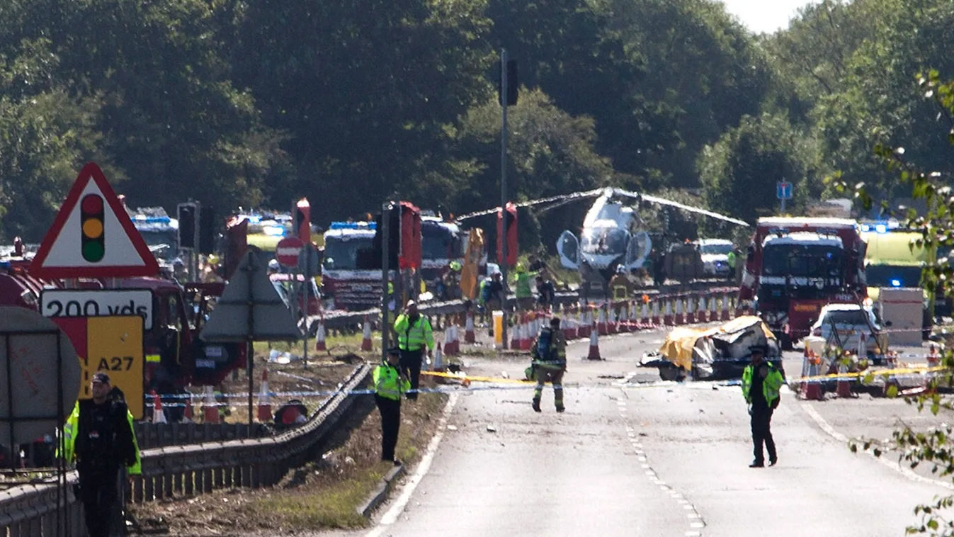 Vadászgép zuhant egy brit autópályára 