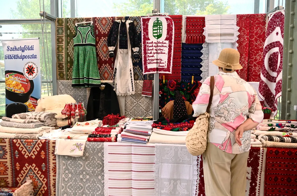 Székely Fesztivál, Budapest, Millenáris, 2022.06.24., textil árus 