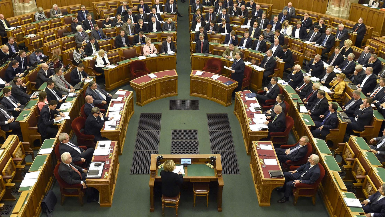 Orbán Viktor Budapest, 2016. október 17.
Orbán Viktor miniszterelnök (középen, elöl, jobbra) az alaptörvény hetedik módosításának vitáját megnyitó expozéját tartja az Országgyűlés plenáris ülésén 2016. október 17-én.
MTI Fotó: Bruzák Noémi 