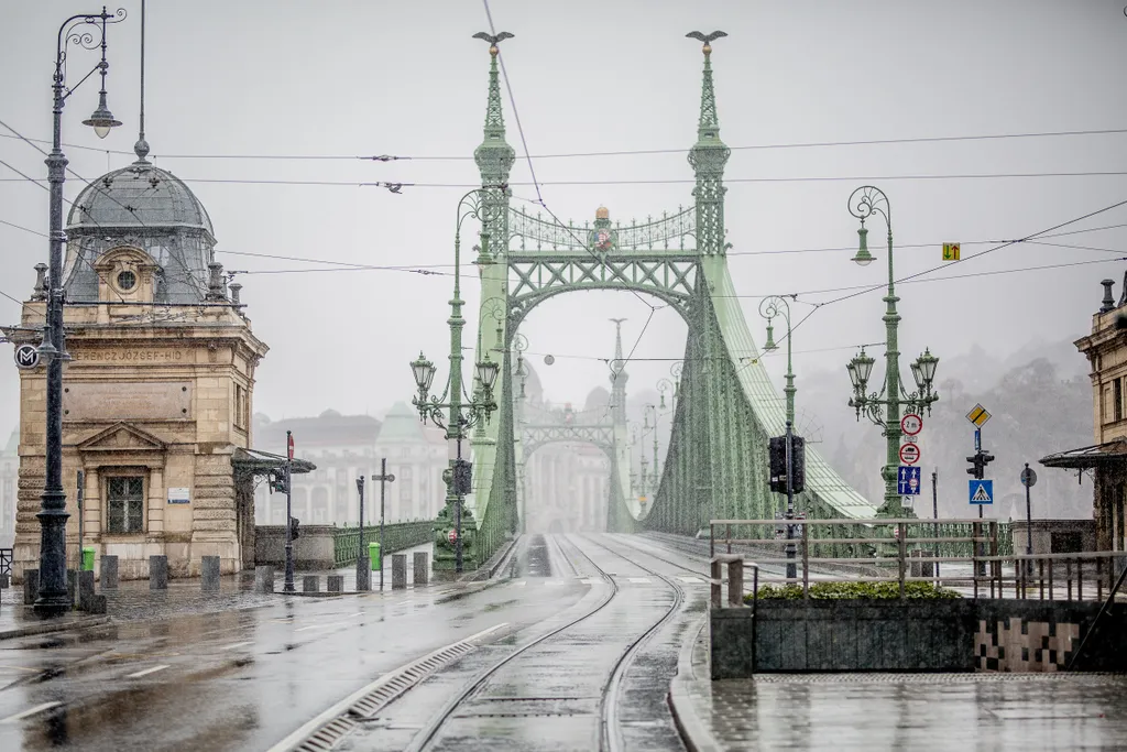 koronavírus, Budapest, Szabadság híd, kihalt utca, köztér, havazás, vírus, járvány 
